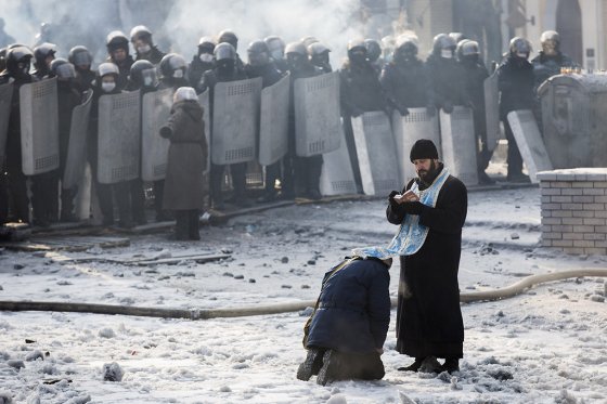 Prawosławny batiuszka przyjmuje spowiedź w trakcie Euromajdanu. rok 2014.