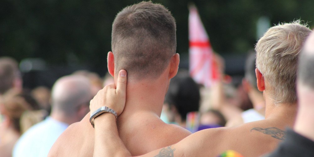 Członkowie Konfederacji kłócą się o małżeństwa osób LGBTQ+ - "Wrzucał zdjęcia, jak całuje innego chłopaka"