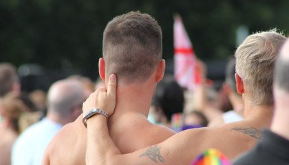 Członkowie Konfederacji kłócą się o małżeństwa osób LGBTQ+ - "Wrzucał zdjęcia, jak całuje innego chłopaka"