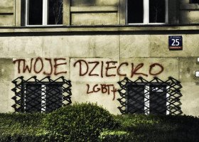 Sąd Rejonowy: Graffiti z imionami tragicznie zmarłych dzieci LGBTQ+ to nie przestępstwo, a wykroczenie