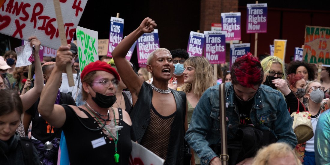 Terapie konwersyjne zabronione... chyba, że chodzi o osoby trans — protesty na ulicach Londynu