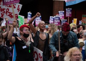 Terapie konwersyjne zabronione... chyba, że chodzi o osoby trans — protesty na ulicach Londynu