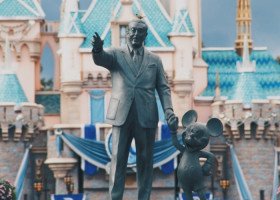 Spadkobierca Disneya zrobił coming out: Charlee Corra Disney przeciwko homofobicznej ustawie Florydy