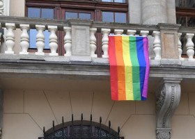 Tęczowa flaga na Magistracie w Krakowie: rozpoczynamy Krakowski Maj Równości 