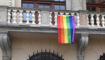 Tęczowa flaga na Magistracie w Krakowie: rozpoczynamy Krakowski Maj Równości 