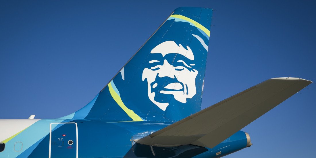 Stewardesa oświadczyła się pilotce podczas lotu specjalnym kursem z okazji PRIDE month 