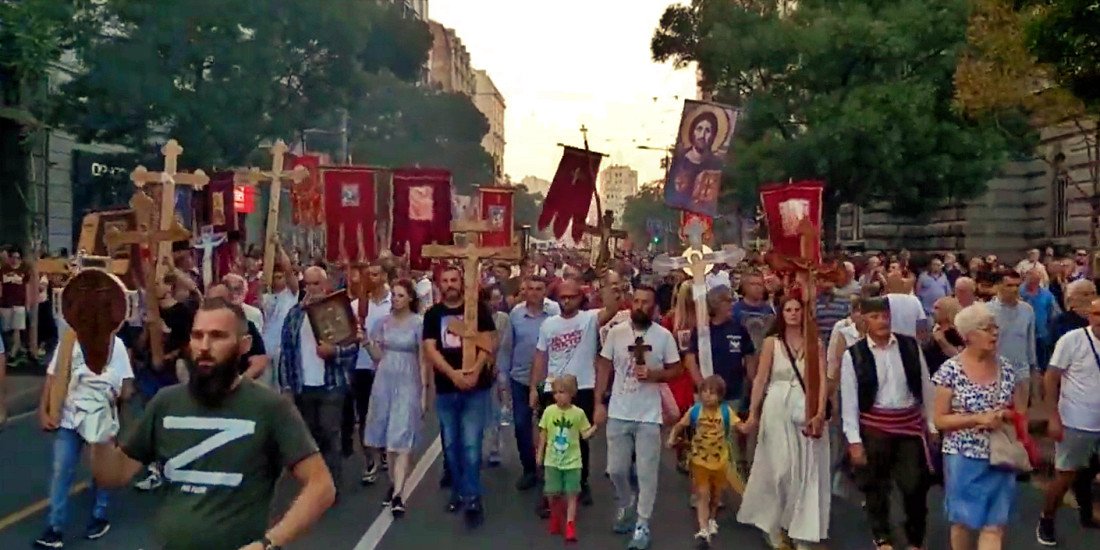 Protest przeciwko EuroPride w Belgradzie: tysiące osób wyszło na ulice z krzyżami i ikonami świętych 