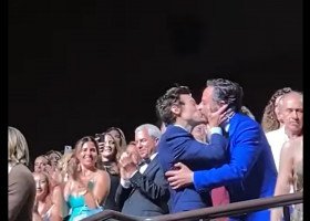 Harry Styles całuje mężczyznę na festiwalu w Wenecji - Znów zostanie posądzony o queerbaiting?