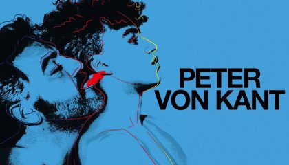 Francois Ozon zamienił lesbijską miłość w gejowski dramat. „Peter Van Kant” to nietypowy remake kontrowersyjnego filmu