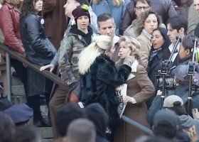 Lady Gaga całuje kobietę na planie zdjęciowym „Jokera 2”. „Obie pójdziemy do piekła”