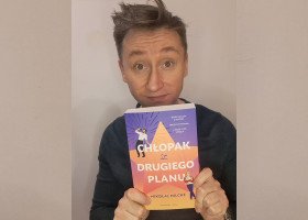 Wywiad: Mikołaj Milcke, polski autor queerowych powieści o sile reprezentacji i “Chłopaku z drugiego planu”