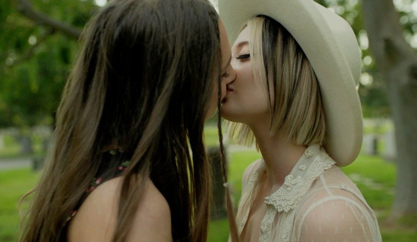 „Przebudzone” – recenzja metafizycznego melodramatu o tematyce lesbijskiej (premiera serwisu Outfilm)